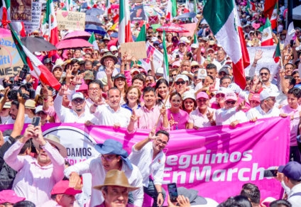 Mario Riestra y Eduardo Rivera Pérez encabezan la Marcha por la Democracia en Puebla