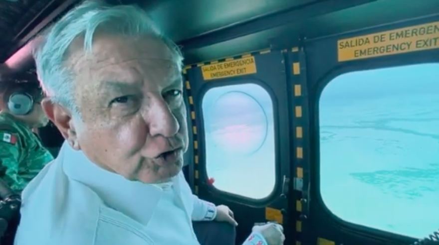 Desde un helicóptero AMLO asegura que ha bajado el nivel de agua en la presa Peñitas