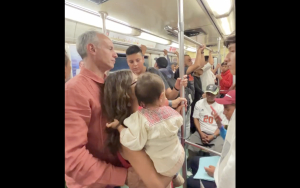 López-Gatell presume que viaja en el metro de CDMX junto con su familia