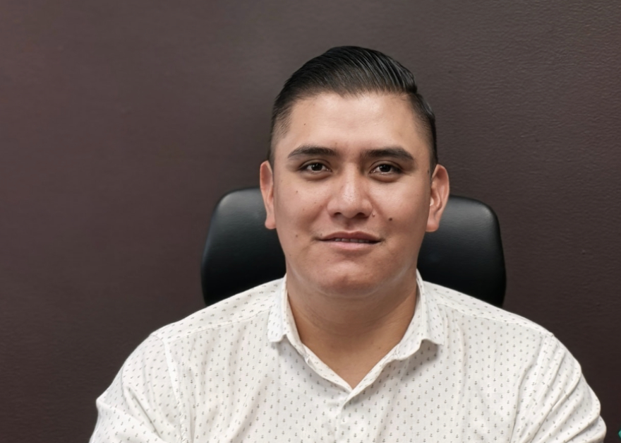 Recula diputado de Morena que propuso cárcel a quienes hagan memes y stickers de servidores públicos