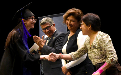 Lilia Cedillo asiste a la graduación de la Licenciatura en Biotecnología