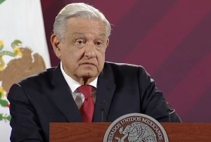 AMLO se burla de Beatriz Paredes: “Aguanta, el pueblo se levanta”