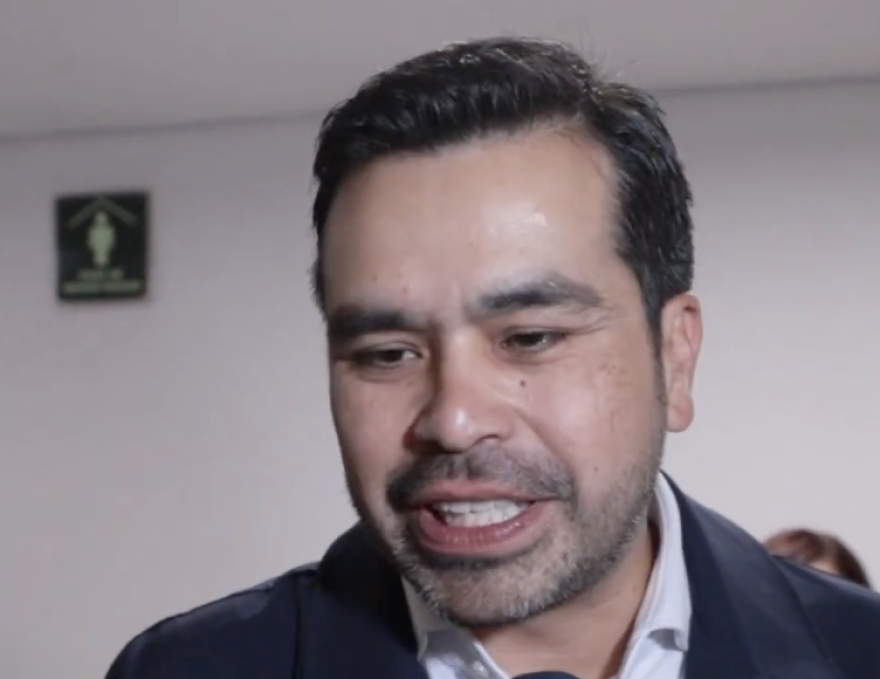 Máynez acusa que Morena recortó presupuesto para el 2026 en cultura, educación y al campo