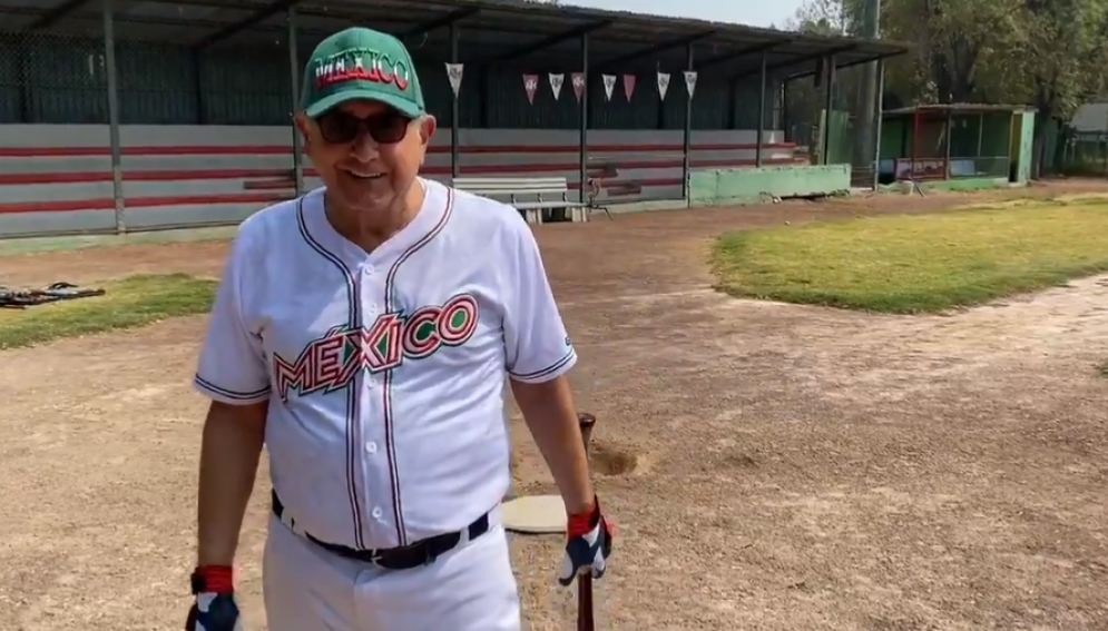 AMLO practicando béisbol