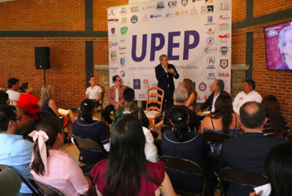 Pepe Chedraui presenta sus propuestas ante la Unión Poblana de Escuelas Particulares