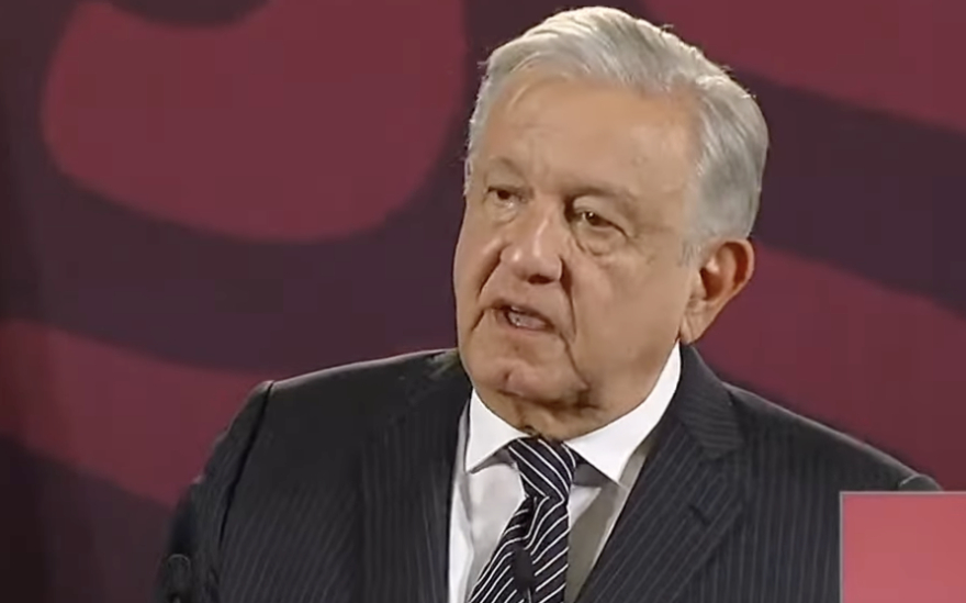 AMLO asegura que bandera México si se tiene que izar durante la marcha de la #MareaRosa