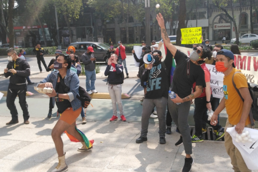 Manifestantes lanzan 'huevazos' en el Senado