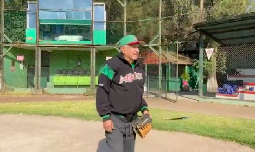 AMLO se toma un descanso para ir a jugar beisbol, "para todo hay tiempo"