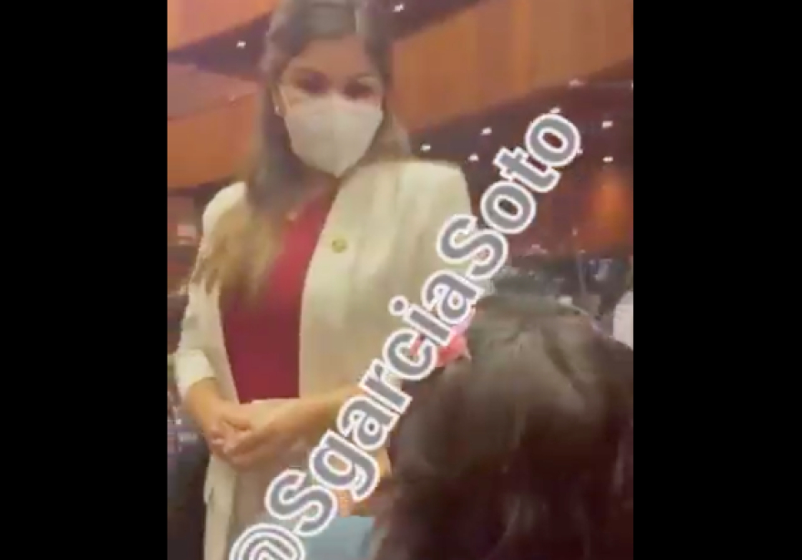 Madre de menor con cáncer se hinca para pedir ayuda a diputada morenista y le da la espalda