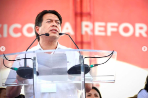 Morenistas abuchean a Mario Delgado en mitin en CDMX