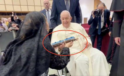 Mara Lezama lleva hasta las manos del Papa Francisco una representación del Tren Maya para bendecirlo