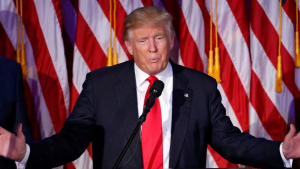Donald Trump se burla de AMLO en su primer acto de campaña