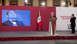 AMLO se conmueve por la muerte de Manzanero en conferencia de prensa