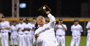 AMLO jugando beisbol