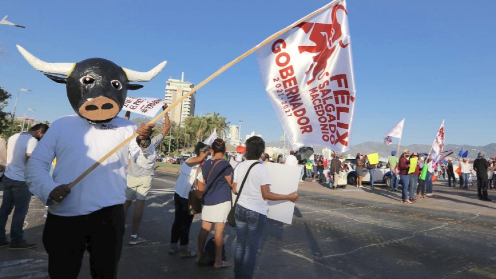 Maestros arman manifestación a favor de Salgado Macedonio; amagan con boicotear las elecciones