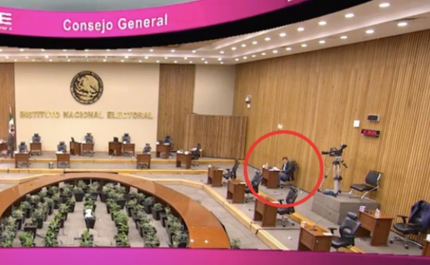 Noroña se queda solo en el Consejo General del INE