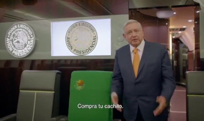 Desde el avión presidencial AMLO promueve compra de cachitos