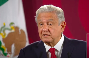 AMLO arremete contra el lema de la UNAM “Por mi raza hablará el espíritu”: “no creo en las razas”, reclama