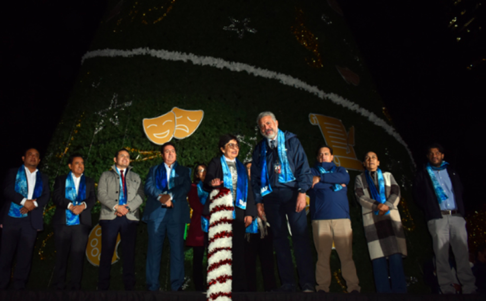 Enciendes árbol y decoración navideña en el CCU