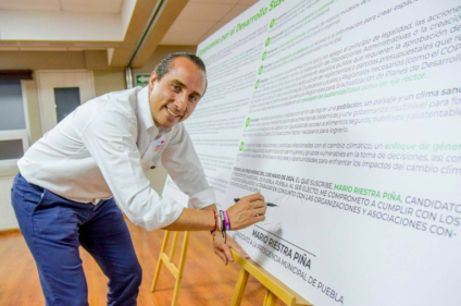 Mario Riestra firma compromisos por la sustentabilidad