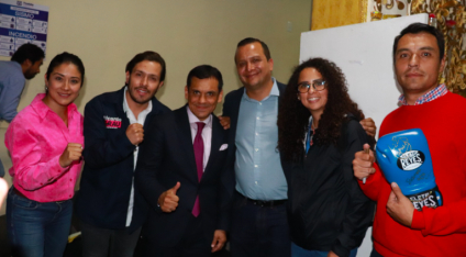 Imparte “El Finito” López conferencia ‘A Dios Rogando y con los Guantes Dando’