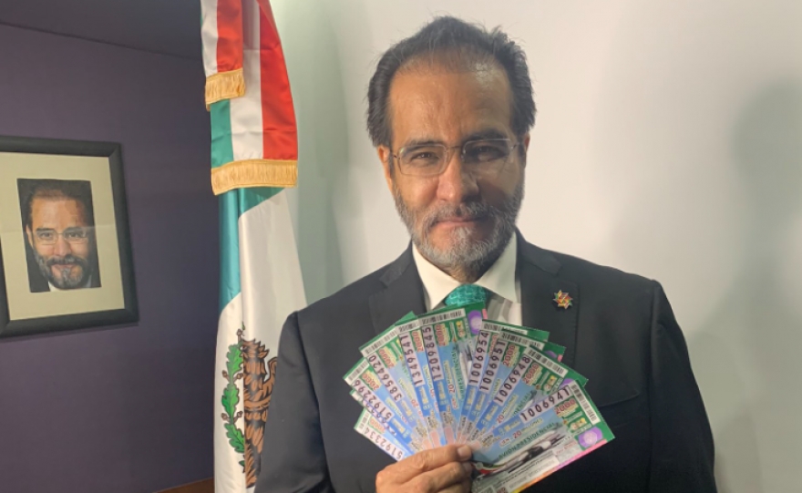 René Bejarano presume sus 'cachitos'