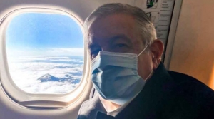 AMLO llega volando a inaugurar pistas y base militar en aeropuerto de Santa Lucía