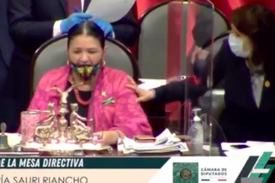 A empujones Padierna reclama a Sauri: "son minoría"