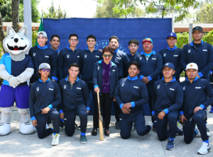 Entrega Lilia Cedillo uniformes a la delegación de deportistas de la BUAP