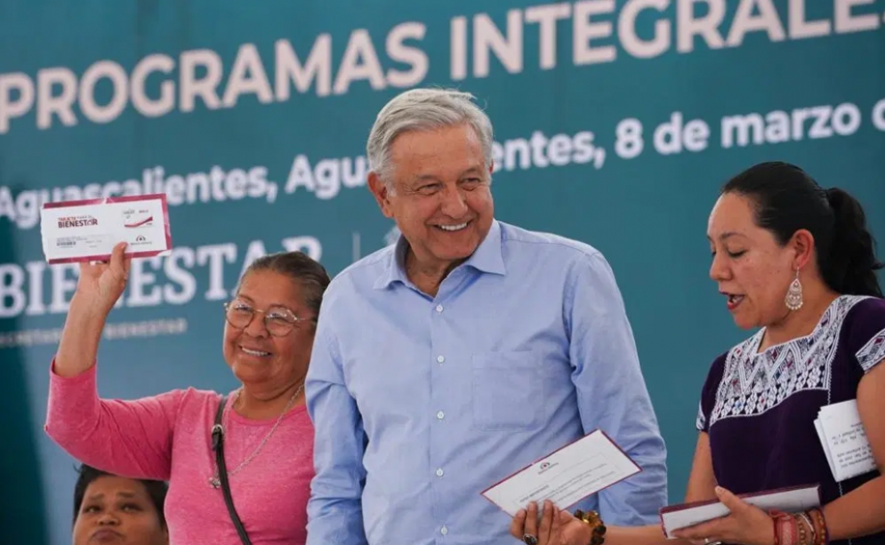 AMLO entregando Programas Sociales