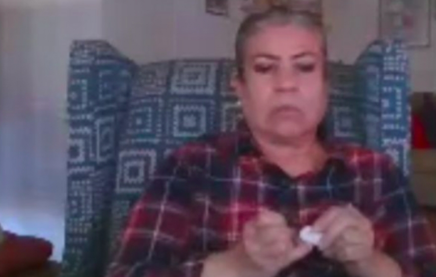 Exhiben a senadora de Morena limándose las uñas en plena sesión