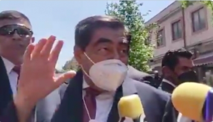 Barbosa olvida receta de mole de guajolote contra la Covid-19 y presume aparato que purifica el aire a su alrededor