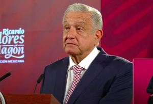 AMLO acusa que el AICM “tiene un daño estructural desde su construcción”