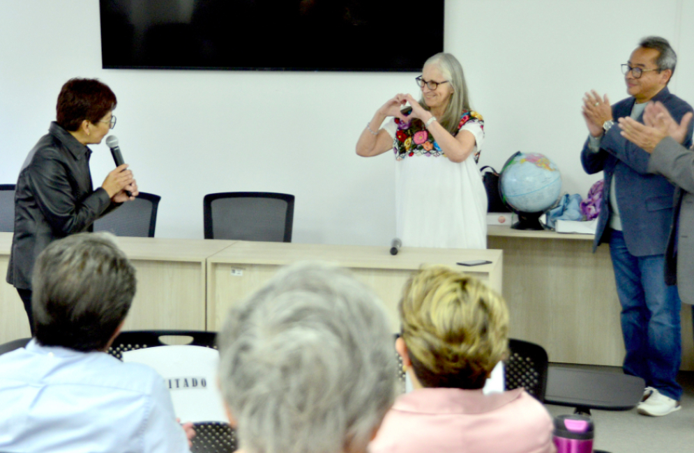 Julieta Fierro imparte conferencia en el auditorio de Posgrado en Microbiología