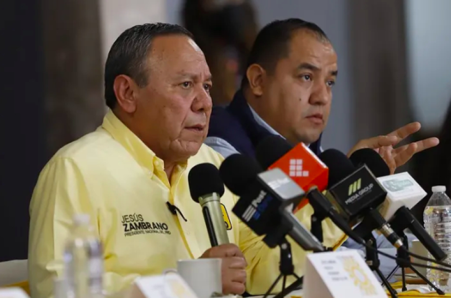 Jesús Zambrano le dice a AMLO que "no se haga wey" y respete la ley ante militarización