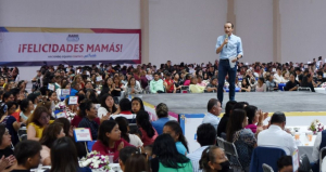 Mario Riestra celebra el Día de las Madres en encuentro con mujeres poblanas