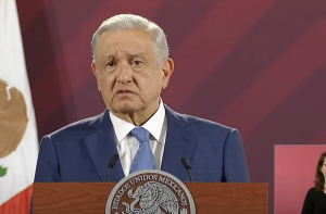 AMLO ahora propone que libros de texto de la 4T rechazados se entreguen “casa por casa o en tianguis”