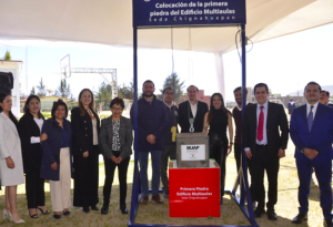 Colocan primera piedra de edificio Multiaulas en el Complejo Regional Norte