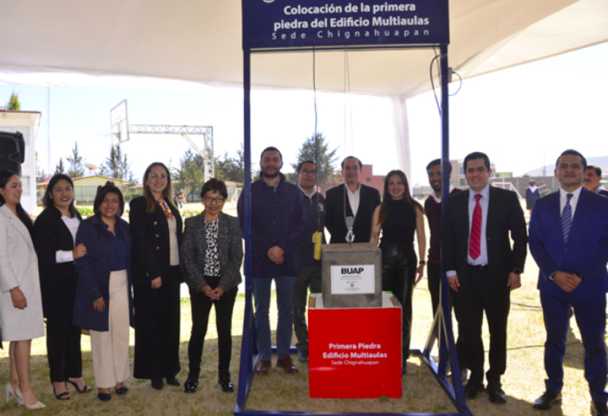 Colocan primera piedra de edificio Multiaulas en el Complejo Regional Norte