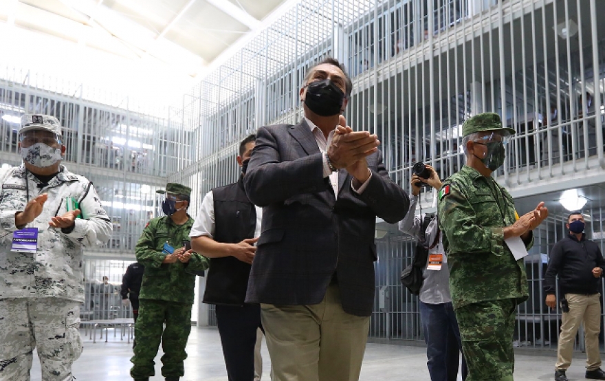 Bronco bromea con un preso; "Si lo paras te libero, wey"