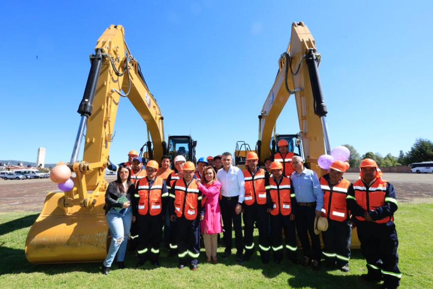 Entrega gobernadora maquinaria a Secretaría de Infraestructura