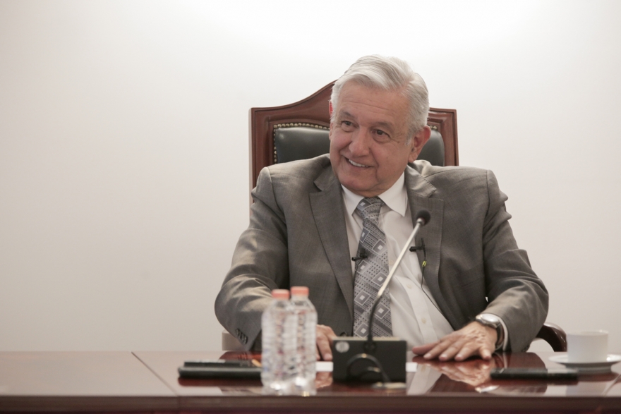 Captan a AMLO haciendo fila en el avión