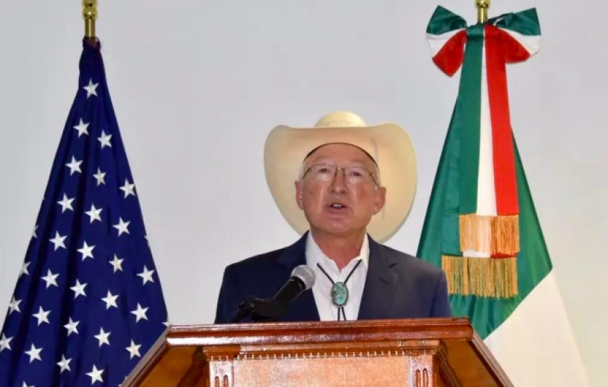 Ken Salazar niega que “cables confidenciales”, sobre Morena y sus nexos con el narcotráfico, sean de EU