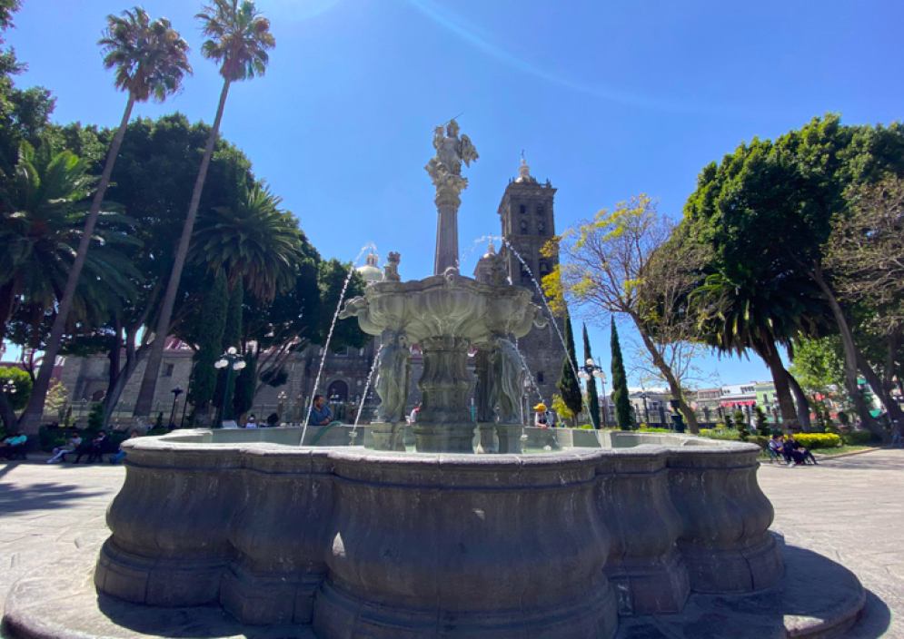 Dan turbo chaineada a la fuente de San Miguel y las asta banderas ubicadas en la ciudad