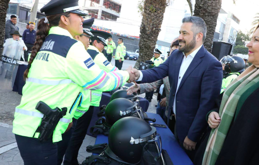 Entregan equipamiento a policías y personal de protección civil