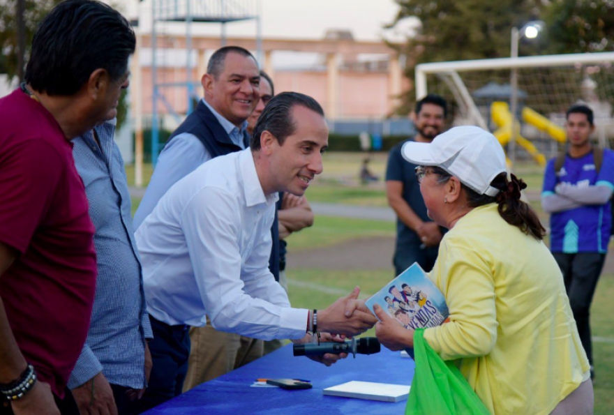 El Club Alpha 3 reconoce el libro “Leyendas Enfranjadas&quot; de Mario Riestra