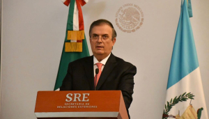 Reitera Ebrard que no habrá restricciones en viajes por variante Ómicron