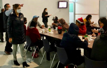 Organiza Lili Ortíz cena navideña con personas sin hogar