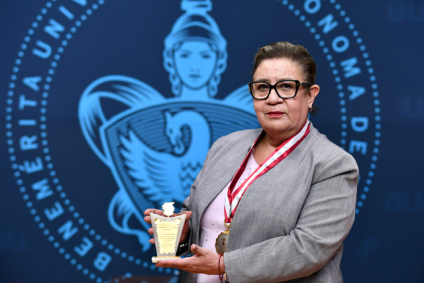 Académica BUAP recibe galardón educativo y Doctorado Honoris Causa por la OIICE