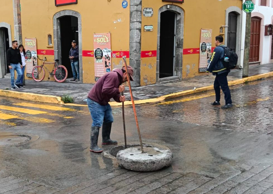 CAPAMH realiza labores de desazolve en el andador San Luis y la calle Zaragoza